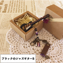 画像をギャラリービューアに読み込む, 【オーダーメイド】名入れ楽器型キーホルダー・チャーム 木製 エレキギターとエレクトリックベース 刻印 アルファベット おしゃれ 面白い