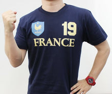 画像をギャラリービューアに読み込む, 【オーダーメイド】名前入り フランスサッカーユニフォームTシャツ フランス代表 FRANCE レ・ブルー ル・コック トリコロールレプリカ 背番号&名入れ 家族Tシャツ☆ファミリーデザイン 背ネーム マーキング