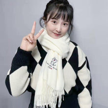 画像をギャラリービューアに読み込む, 名前入り 似顔絵 イラスト 刺繍入り マフラー ウール カスタマイズ可能 クリスマスプレゼント
