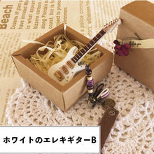 画像をギャラリービューアに読み込む, 【オーダーメイド】名入れ楽器型キーホルダー・チャーム　木製　エレキギターとエレクトリックベース　刻印　アルファベット　おしゃれ　面白い
