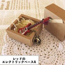 画像をギャラリービューアに読み込む, 【オーダーメイド】名入れ楽器型キーホルダー・チャーム　木製　エレキギターとエレクトリックベース　刻印　アルファベット　おしゃれ　面白い
