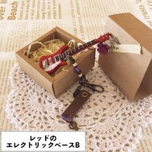 画像をギャラリービューアに読み込む, 【オーダーメイド】名入れ楽器型キーホルダー・チャーム　木製　エレキギターとエレクトリックベース　刻印　アルファベット　おしゃれ　面白い
