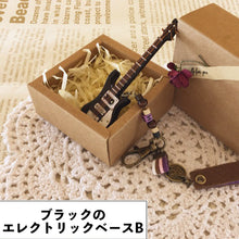 画像をギャラリービューアに読み込む, 【オーダーメイド】名入れ楽器型キーホルダー・チャーム　木製　エレキギターとエレクトリックベース　刻印　アルファベット　おしゃれ　面白い
