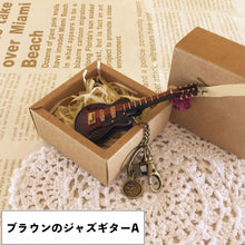 画像をギャラリービューアに読み込む, 【オーダーメイド】名入れ楽器型キーホルダー・チャーム　木製　エレキギターとエレクトリックベース　刻印　アルファベット　おしゃれ　面白い
