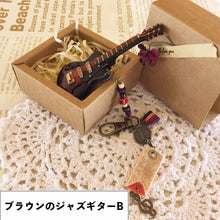 画像をギャラリービューアに読み込む, 【オーダーメイド】名入れ楽器型キーホルダー・チャーム　木製　エレキギターとエレクトリックベース　刻印　アルファベット　おしゃれ　面白い
