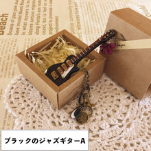 画像をギャラリービューアに読み込む, 【オーダーメイド】名入れ楽器型キーホルダー・チャーム　木製　エレキギターとエレクトリックベース　刻印　アルファベット　おしゃれ　面白い
