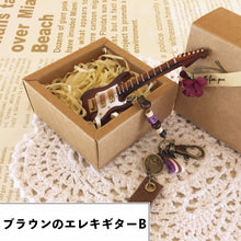 画像をギャラリービューアに読み込む, 【オーダーメイド】名入れ楽器型キーホルダー・チャーム　木製　エレキギターとエレクトリックベース　刻印　アルファベット　おしゃれ　面白い
