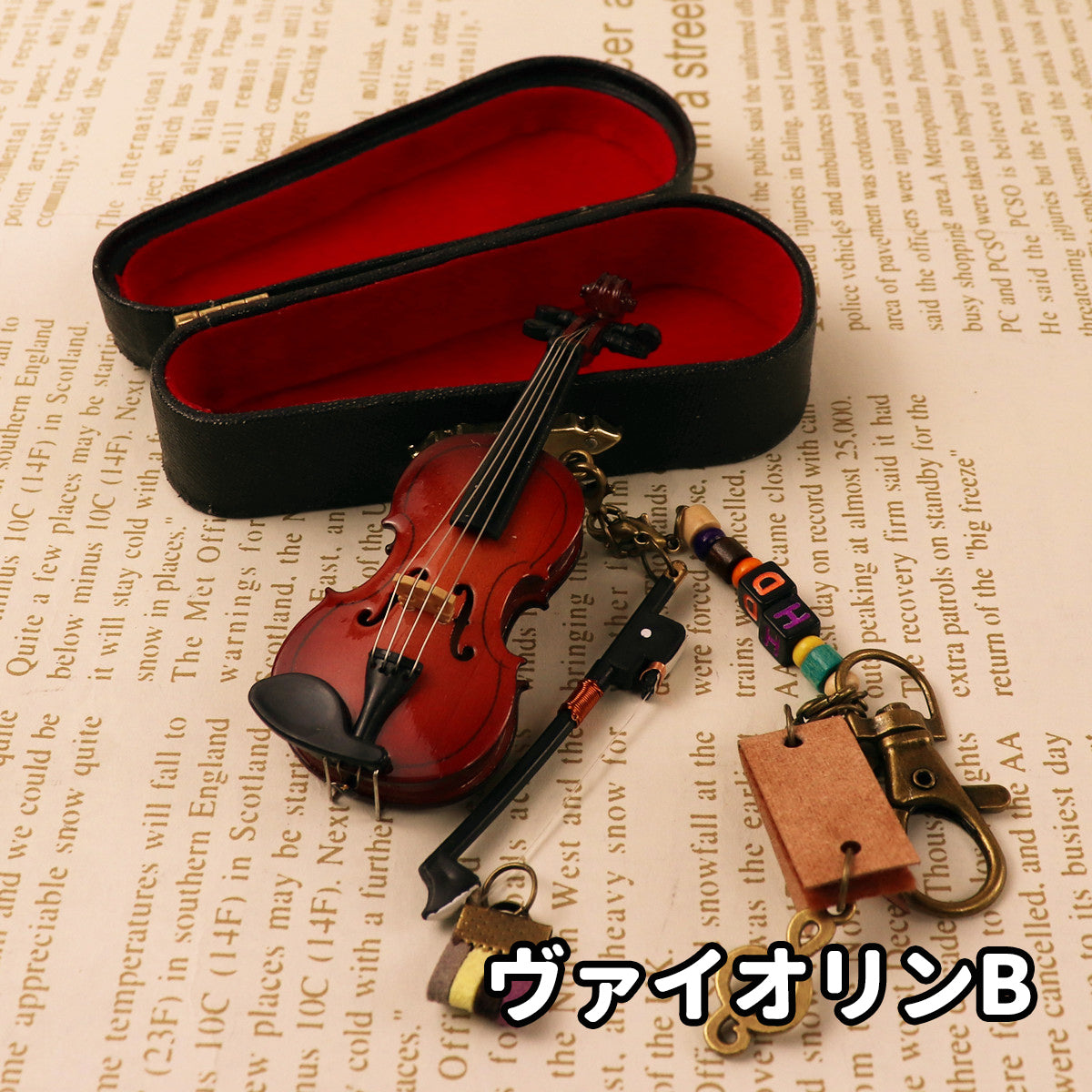 【2179】チェロ かすみ草入り半透明桃色キーホルダー 弦楽器 チェロモチーフ レトロ風復古シミュレーション楽器 チェロ+琴の弓 キーホルダー