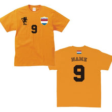 画像をギャラリービューアに読み込む, 【オーダーメイド】名前入り オランダサッカーユニフォームＴシャツ オランダ代表 オラニエ オレンジ軍団 レプリカ　背番号＆名入れ 家族Tシャツ☆ファミリーデザイン　背ネーム マーキング
